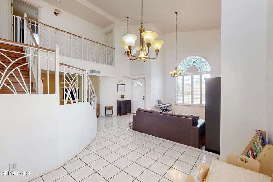 11-12005-Autumn-Gate-Dr-05242025_070248