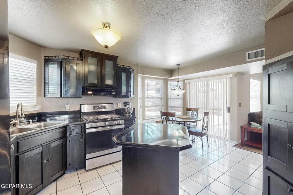 21-12005-Autumn-Gate-Dr-05242025_070835