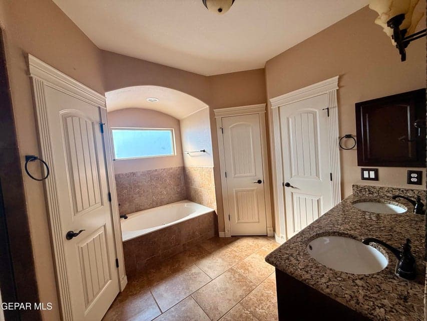 Separate tub/shower