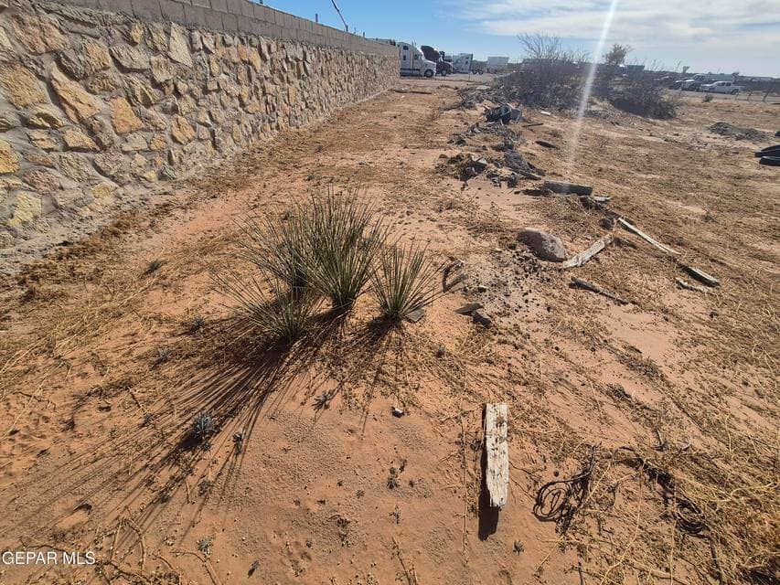 View from the end of the wall to the street