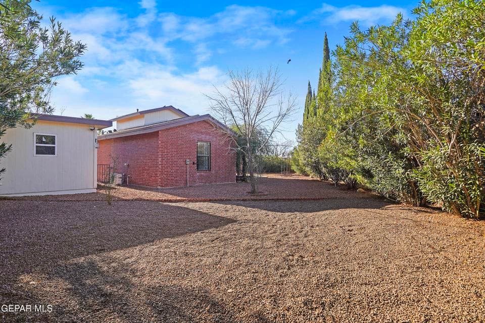 The layout allows for easy customization. It’s a great extension of the home’s living area.