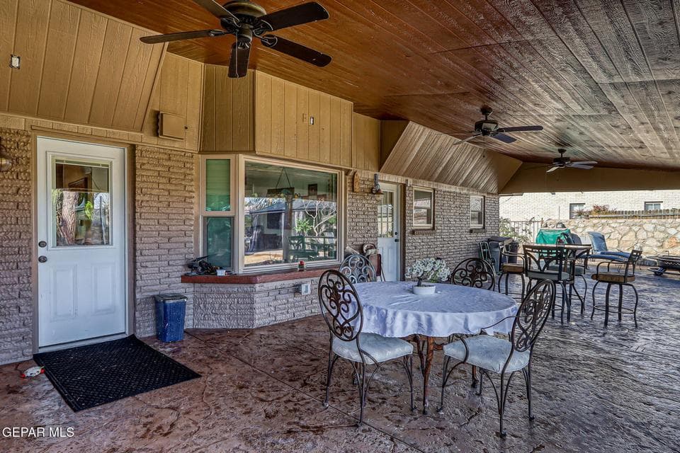 Open air Dining on Patio off Kitchen/Den 17x31 3 fans