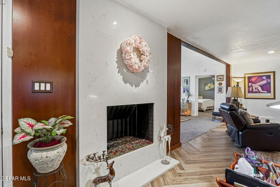 Quartz gas fireplace