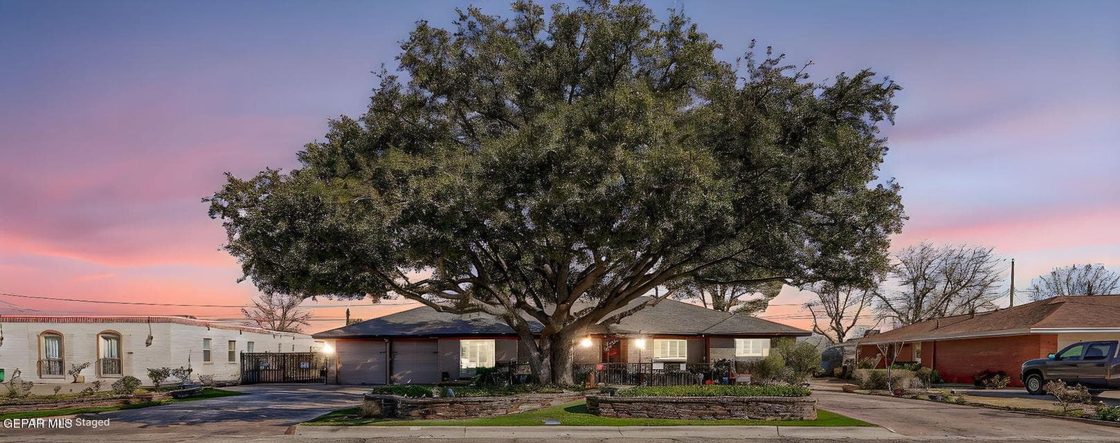 Great Lot w Beautiful Live Oak tree and raised beds