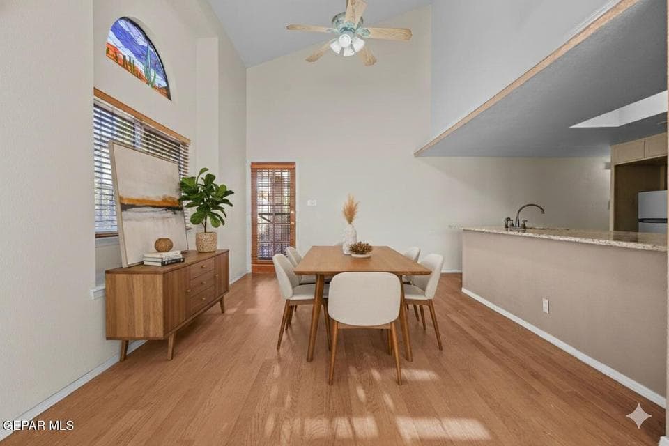 The dining area is conveniently located near the kitchen. Its layout makes gatherings and daily meals comfortable.