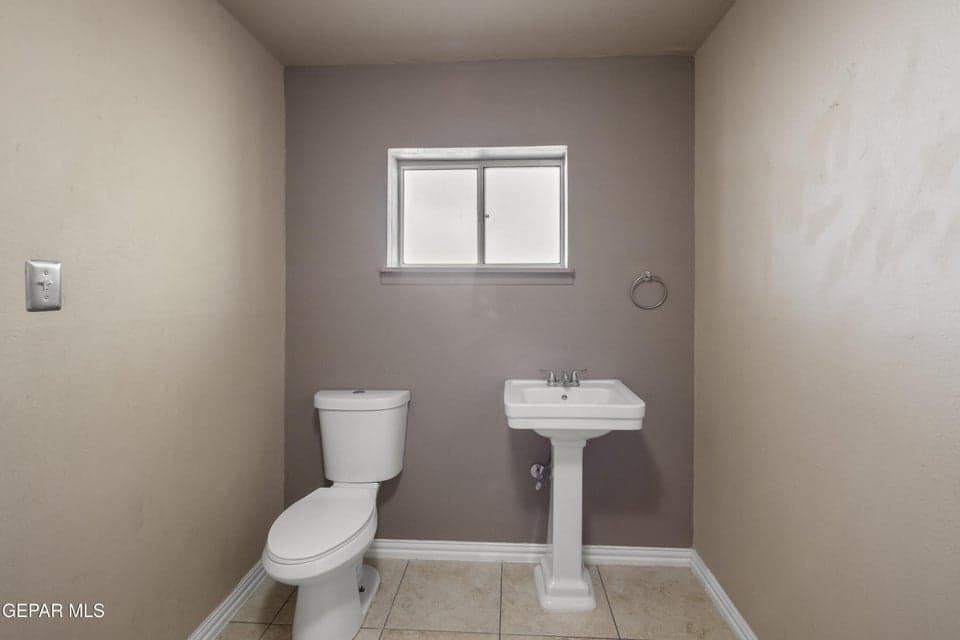 210-Belvidere-MLS-Camera-Guy-25