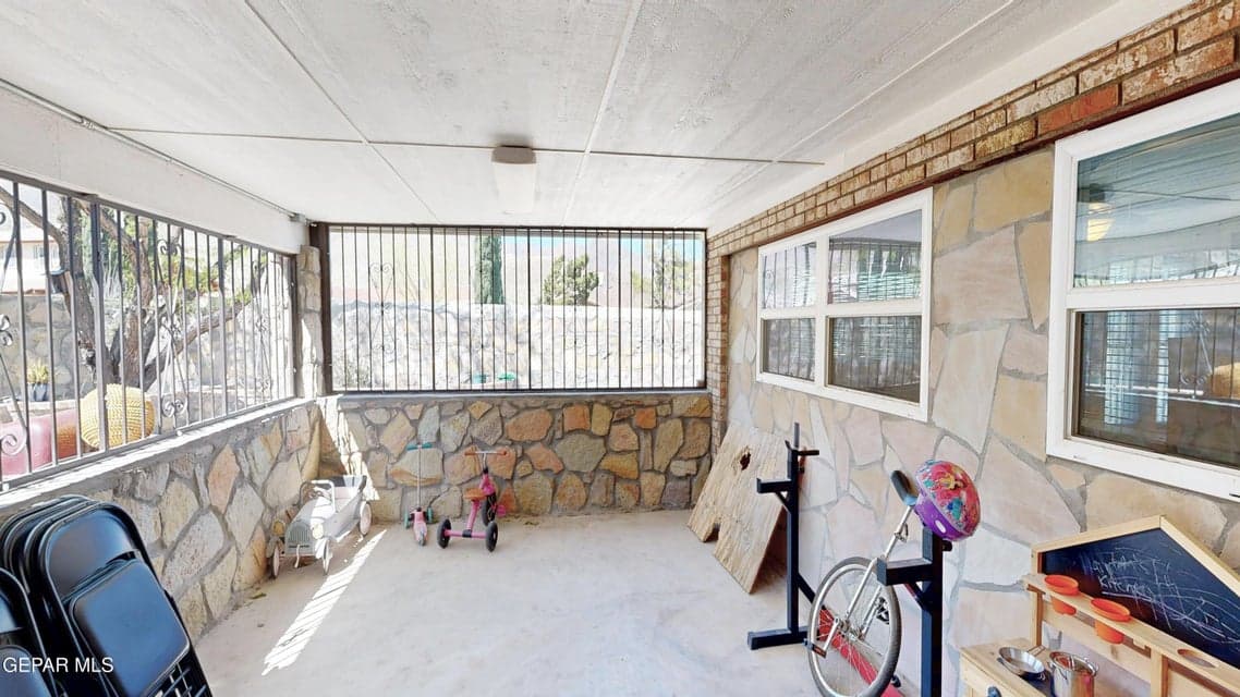 2900 Stone Edge Patio Enclosed Pic