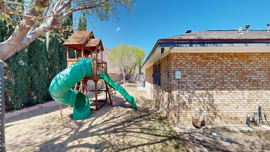 2900 Stone Edge Backyard Play Pic
