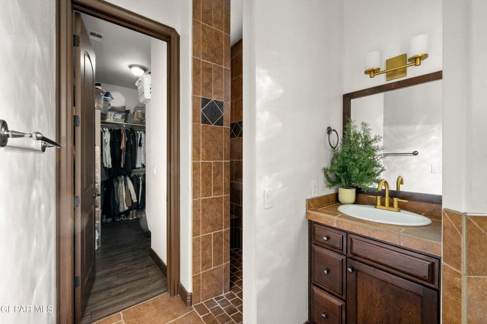 6252 -Franklin-Ridge-MLS-Camera-Guy-29