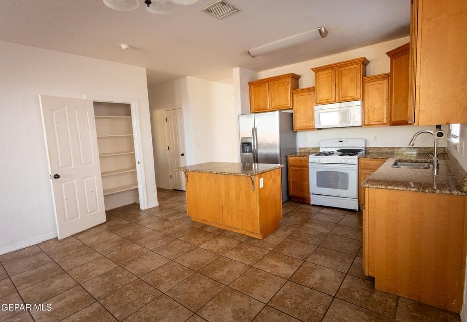 kitchen island pantry dining area (3)