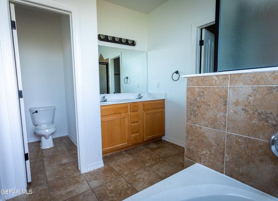 Primary bathoom #3 (2)