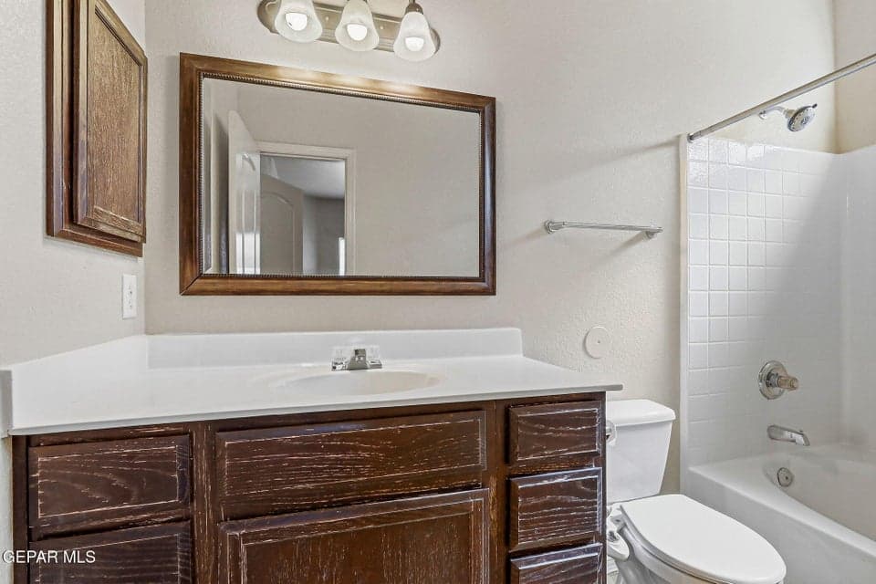 Bathroom & Tub