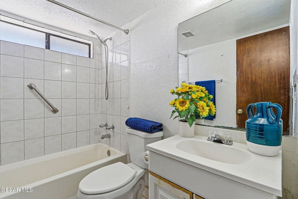 41 Level 1 Full Bath
