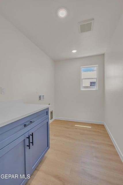 Laundry room with Cabinets