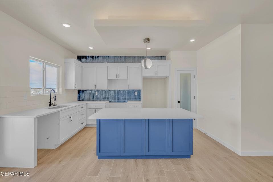 Double tone Beautifull backsplash