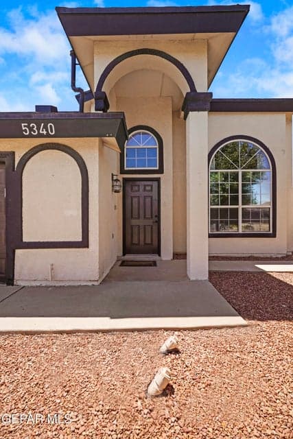 Cul-de-sac setting, inviting front approach, landscaped curb appeal