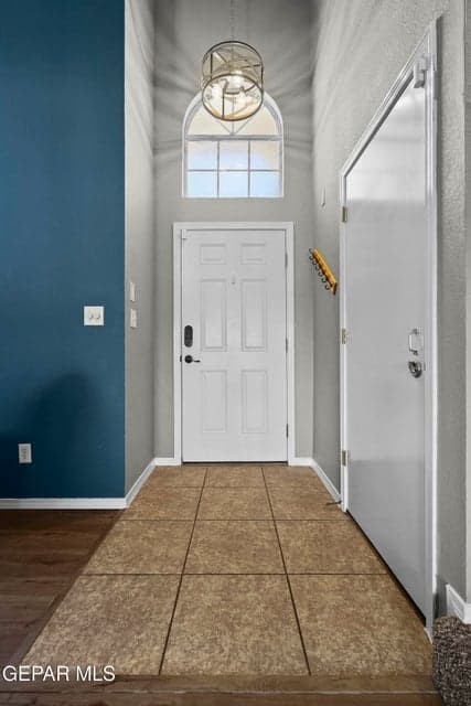 Bright entryway, open sightlines, functional layout