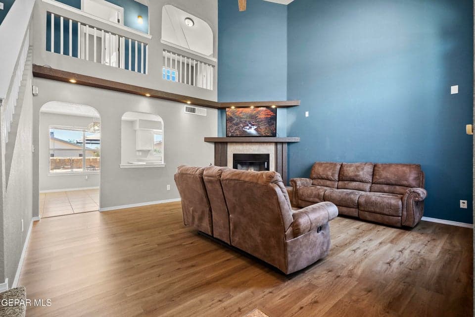 Bright natural light, ideal entertaining space
