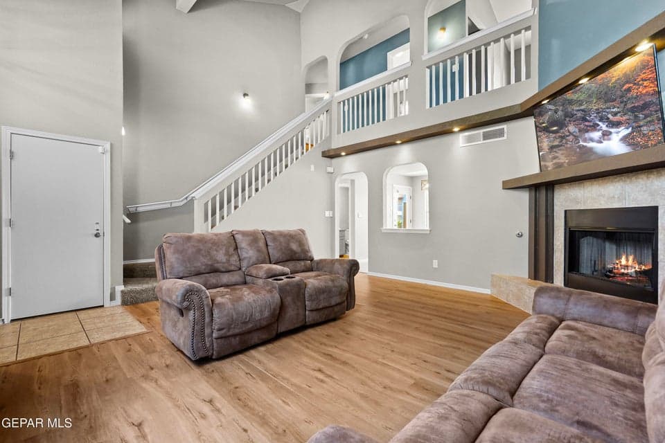 Cathedral ceilings, corner gas fireplace