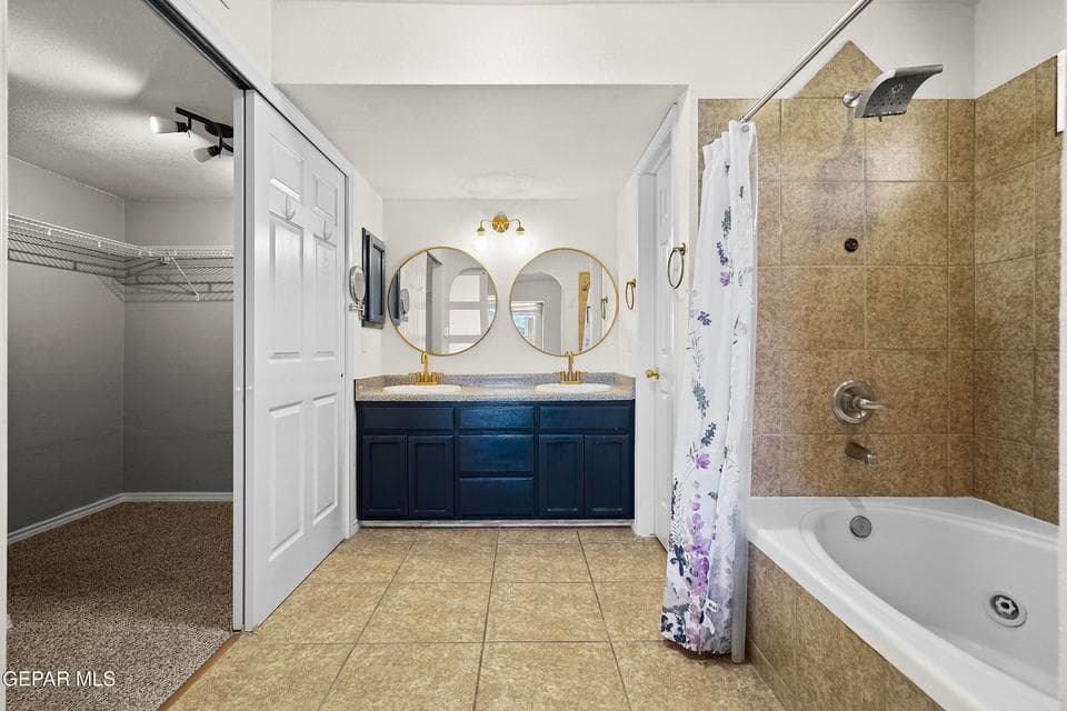 Large dual vanity with sinks, bathtub/shower combo