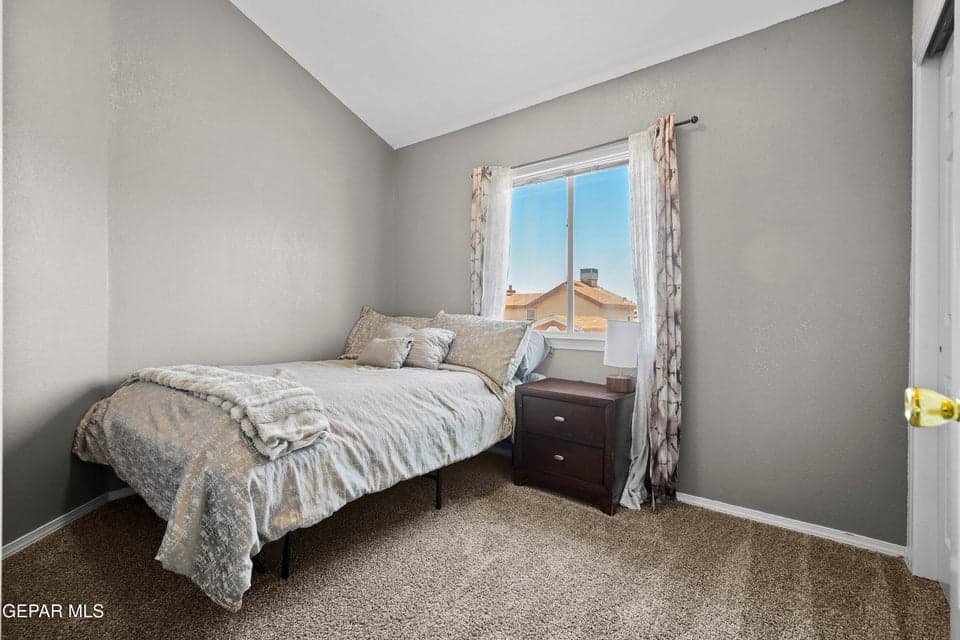 Carpet flooring, comfortable layout, flexible space