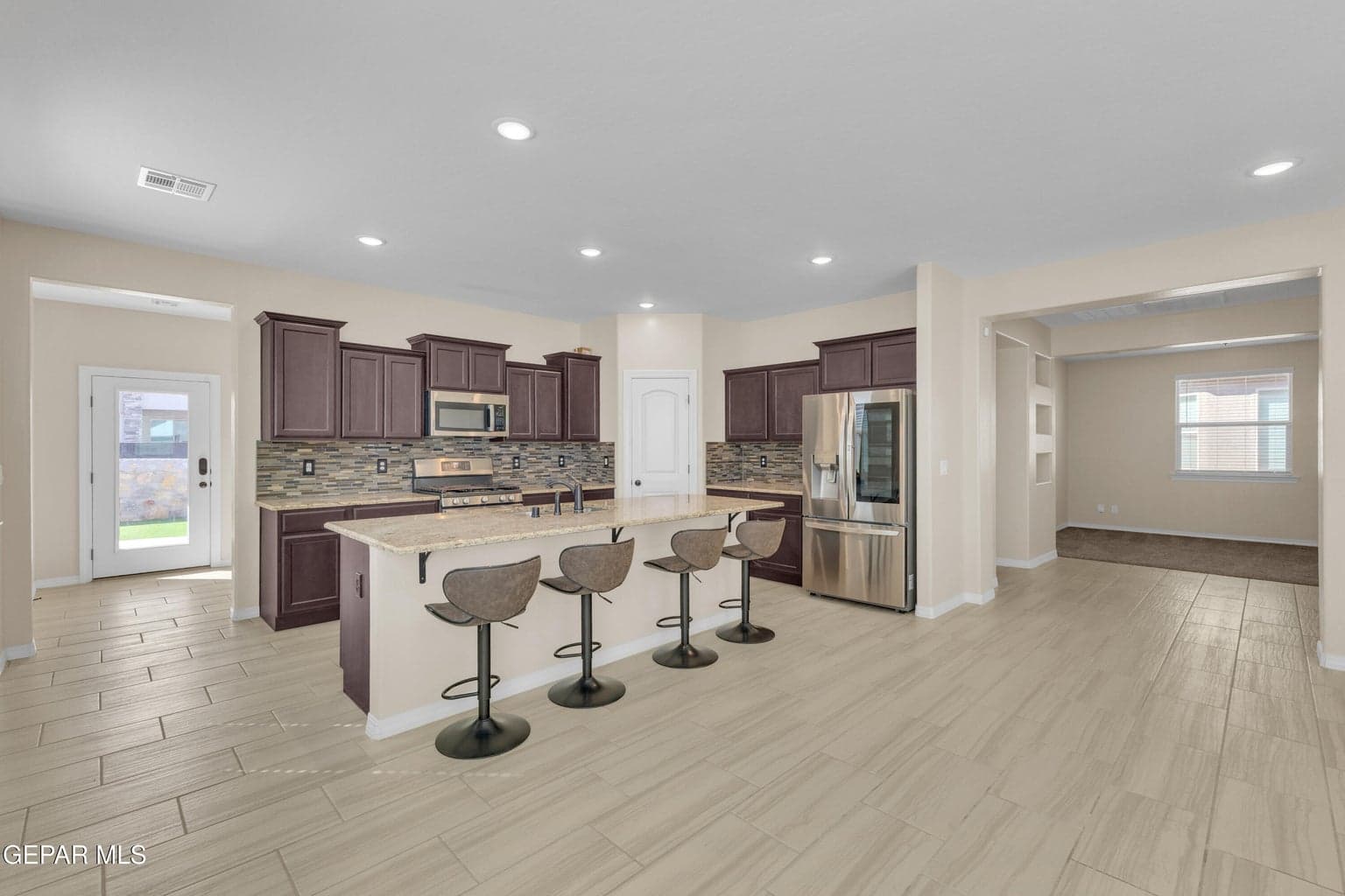 KITCHEN / DINING