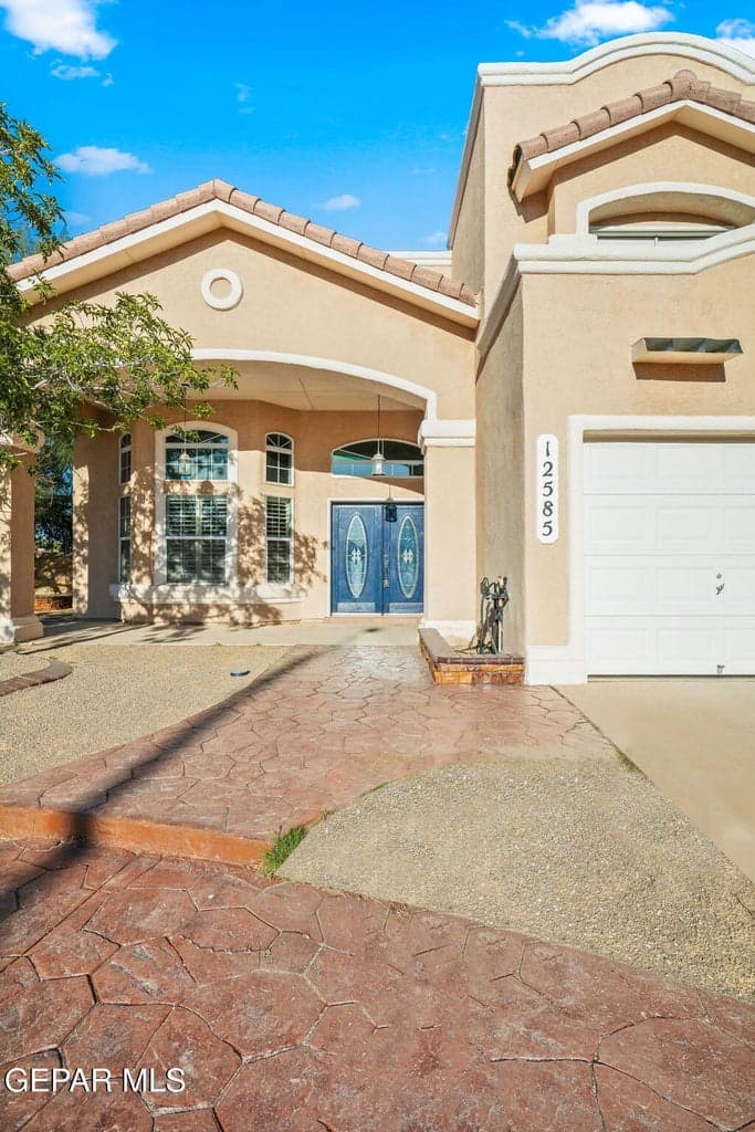 12585 Paseo Lindo Dr-4