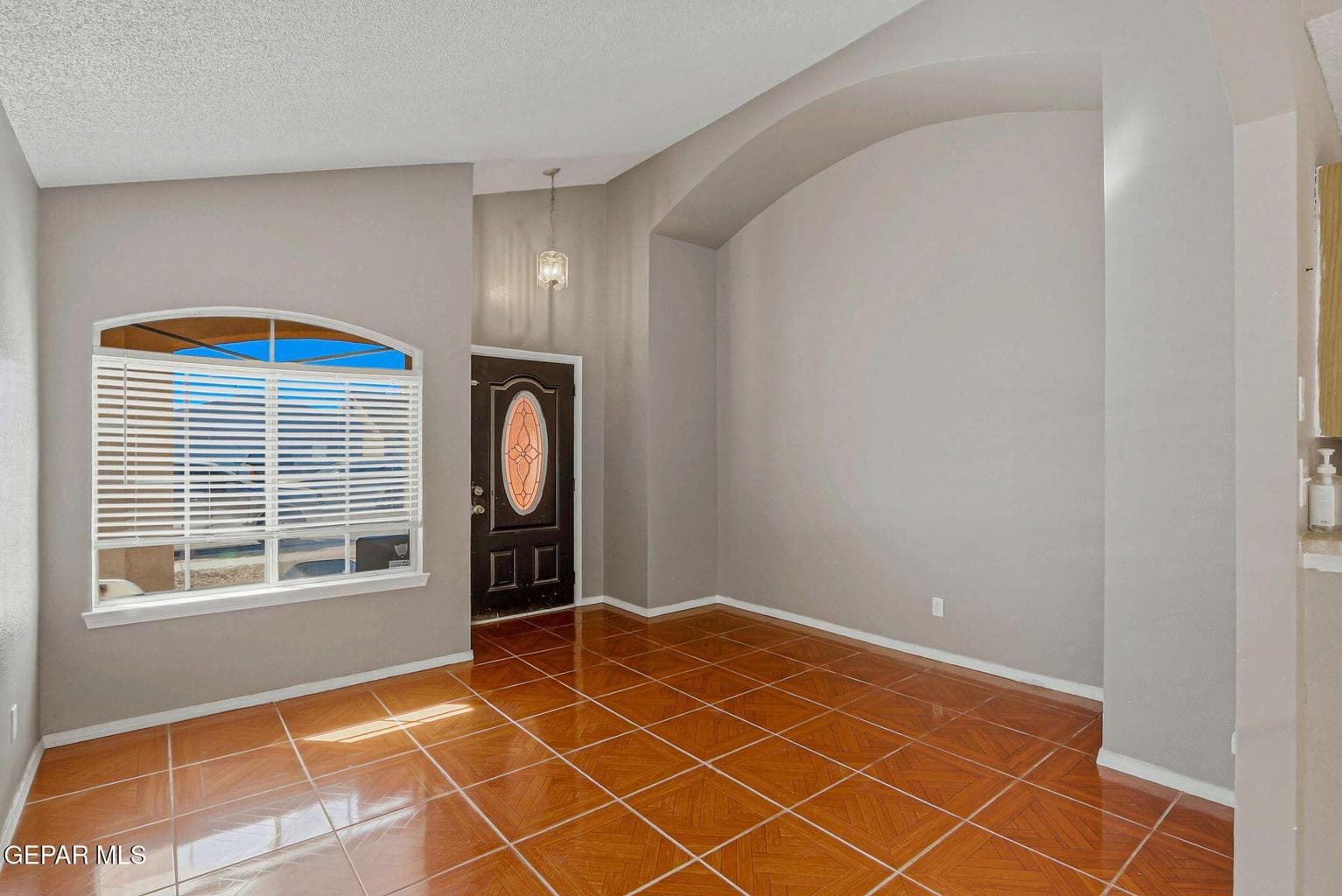 ENTRANCE & LIVING AREA