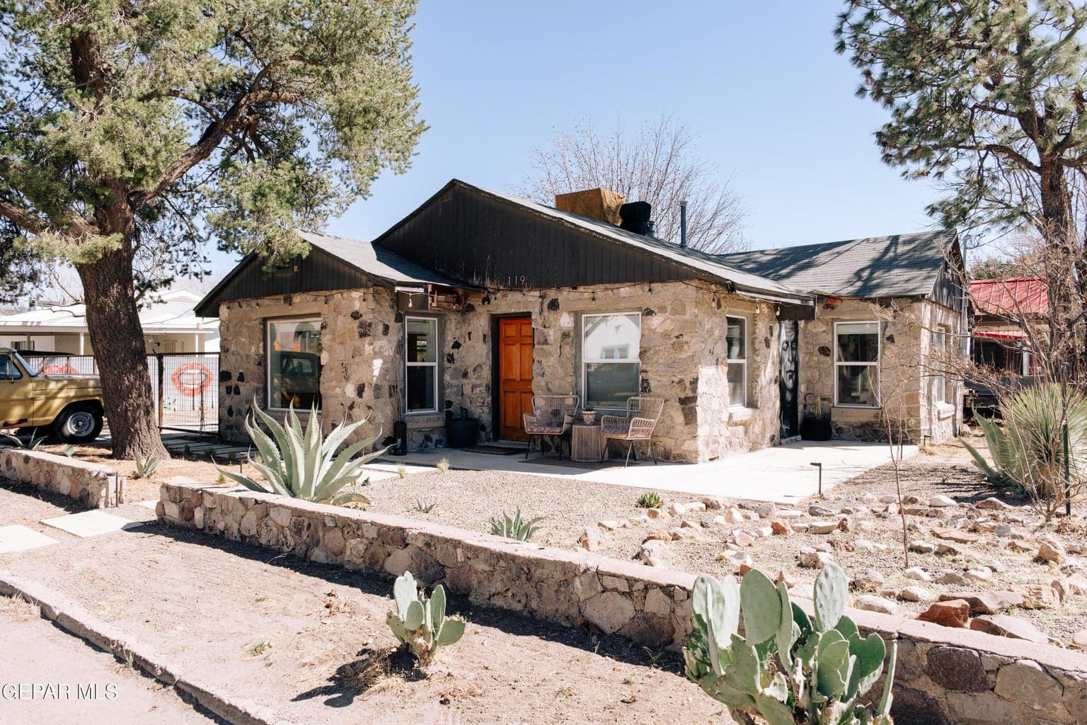 119 W DALLAS Street