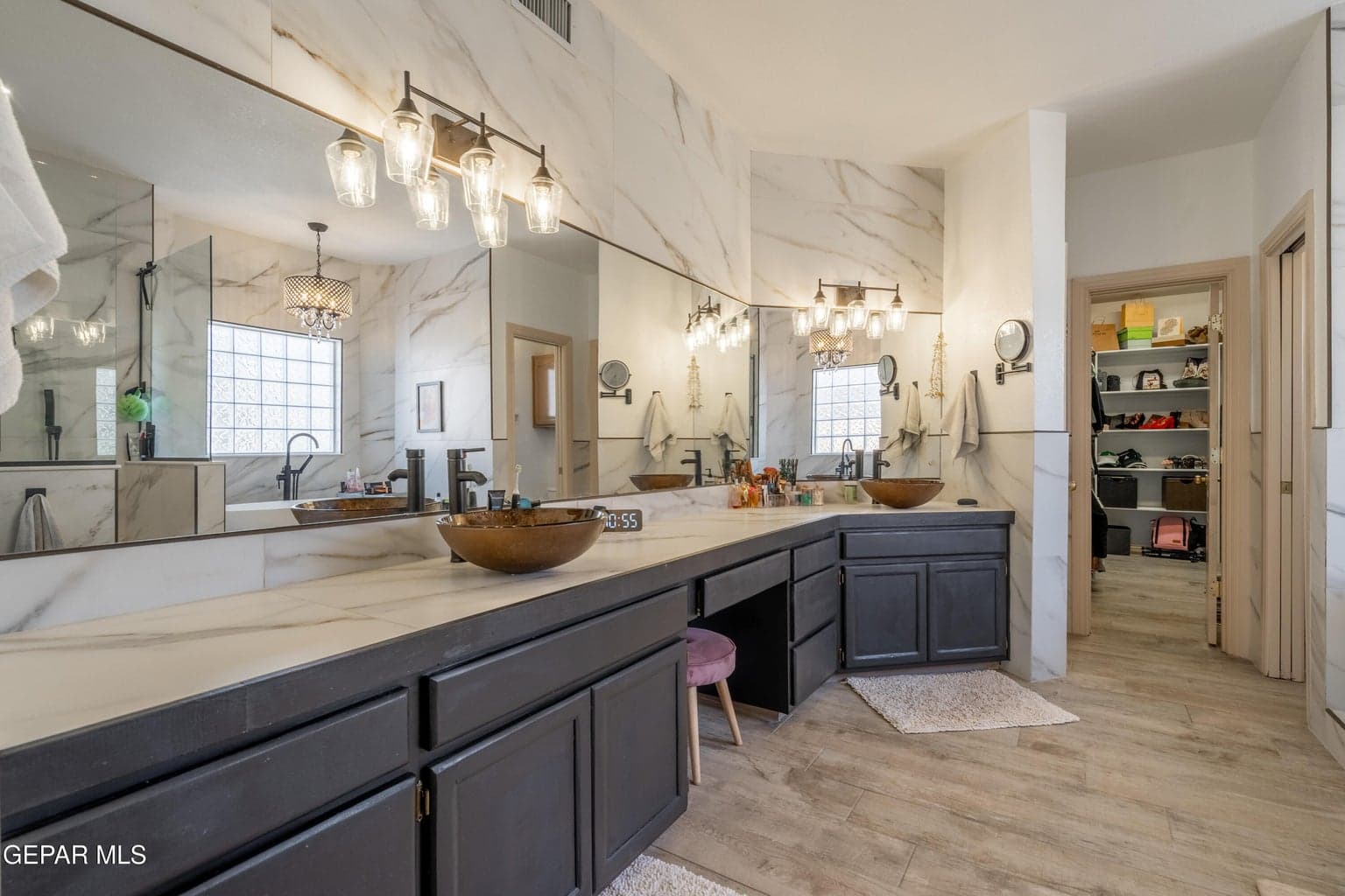 30_Primary-Bath-Dual-Sinks-Marble