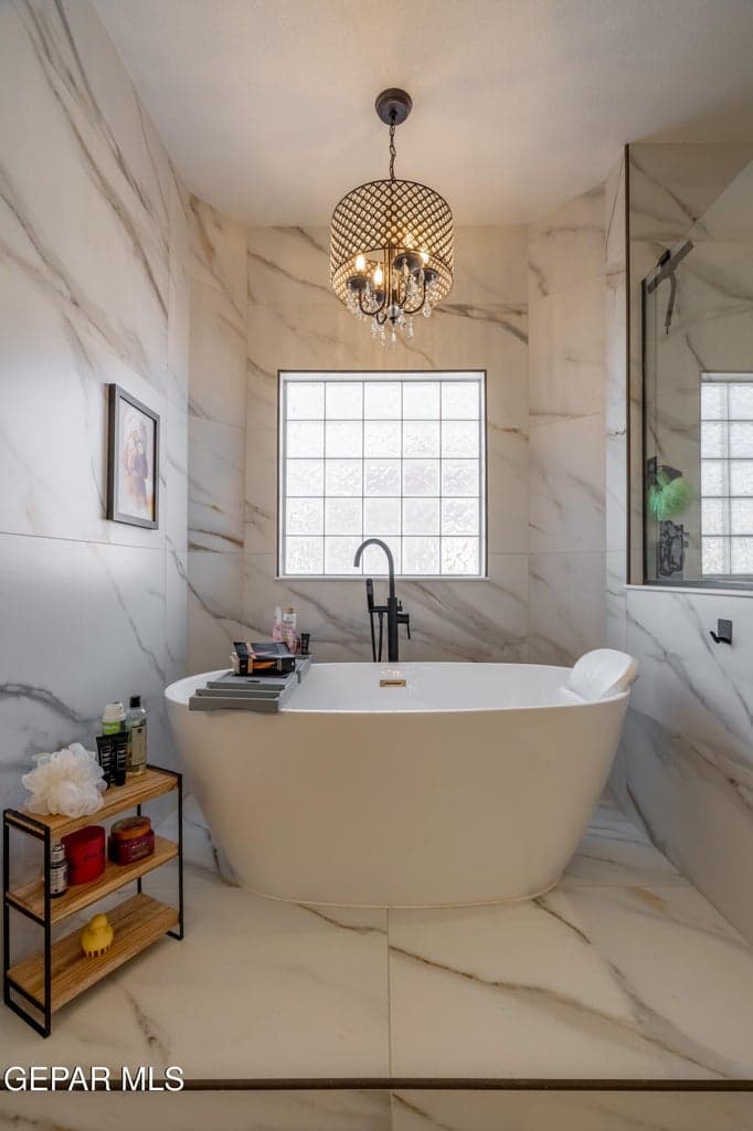 33_Primary-Bath-Tub-B