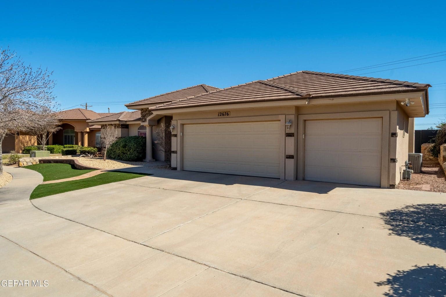 43_Front-Exterior-Garage-Close
