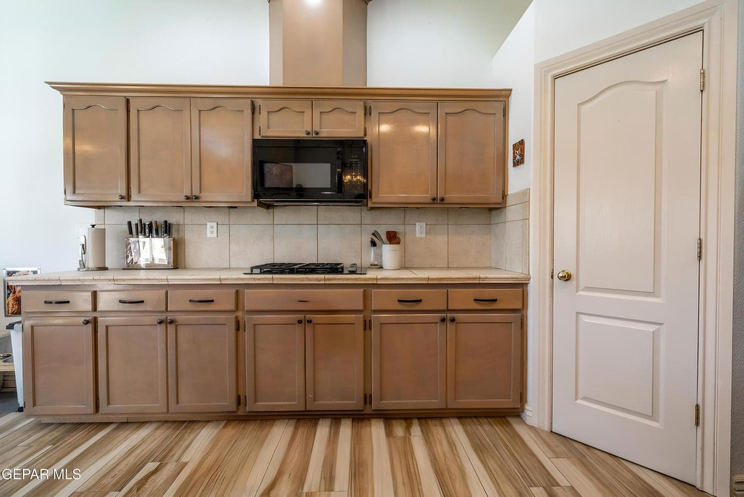 14_Kitchen-Cooktop-Wall