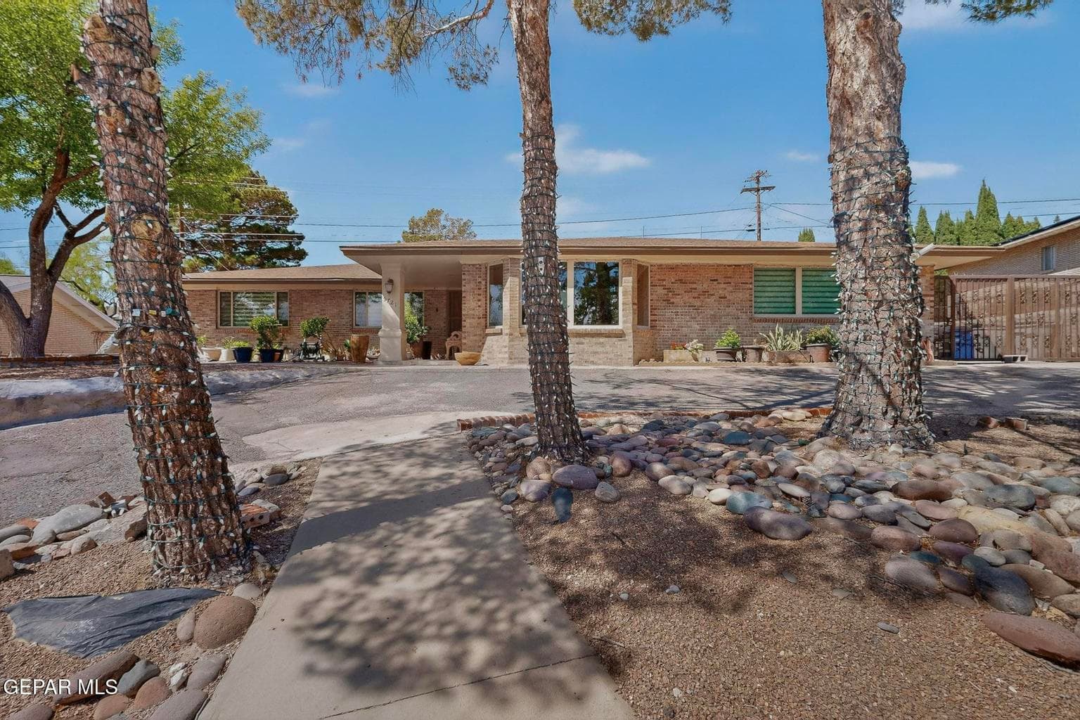 5721 OAK CLIFF Drive