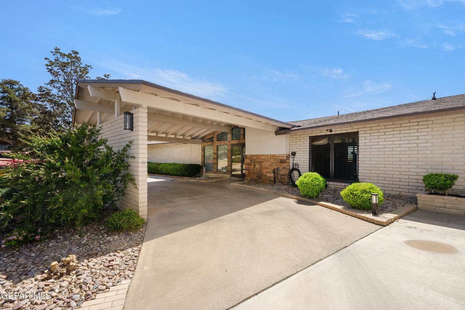 516 N SATELLITE Drive
