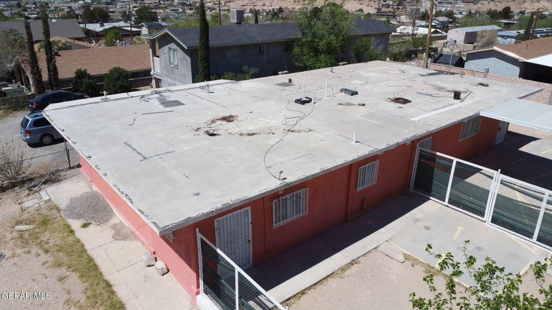 Plumbing already in place for future Units C & D (buyer to verify).
Plomería ya instalada para futuras Unidades C y D (comprador verifique).
