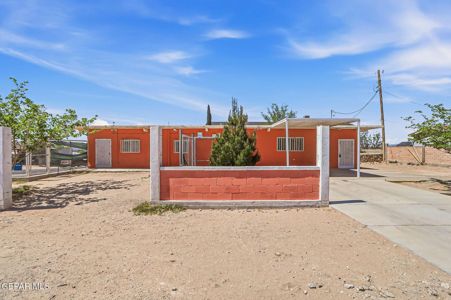 Duplex with separate entrances for both units.
Dúplex con entradas independientes para ambas unidades.
