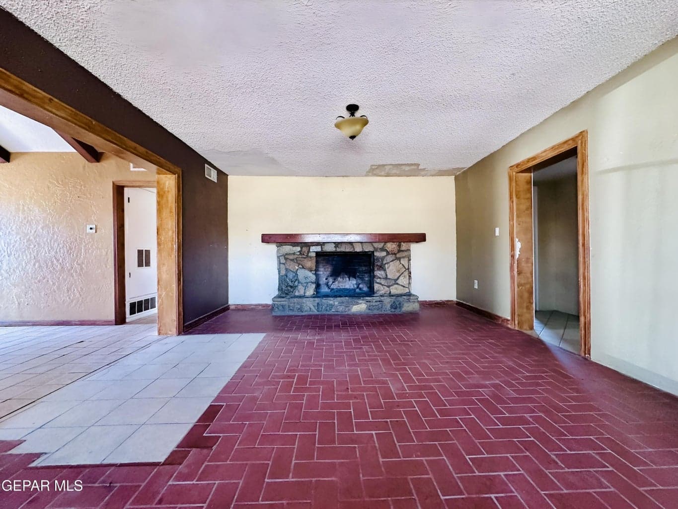 LARGE FAMILY ROOM