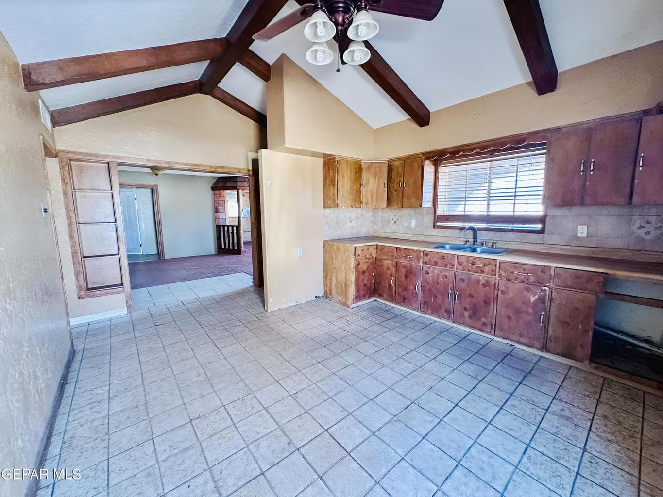 LARGE KITCHEN