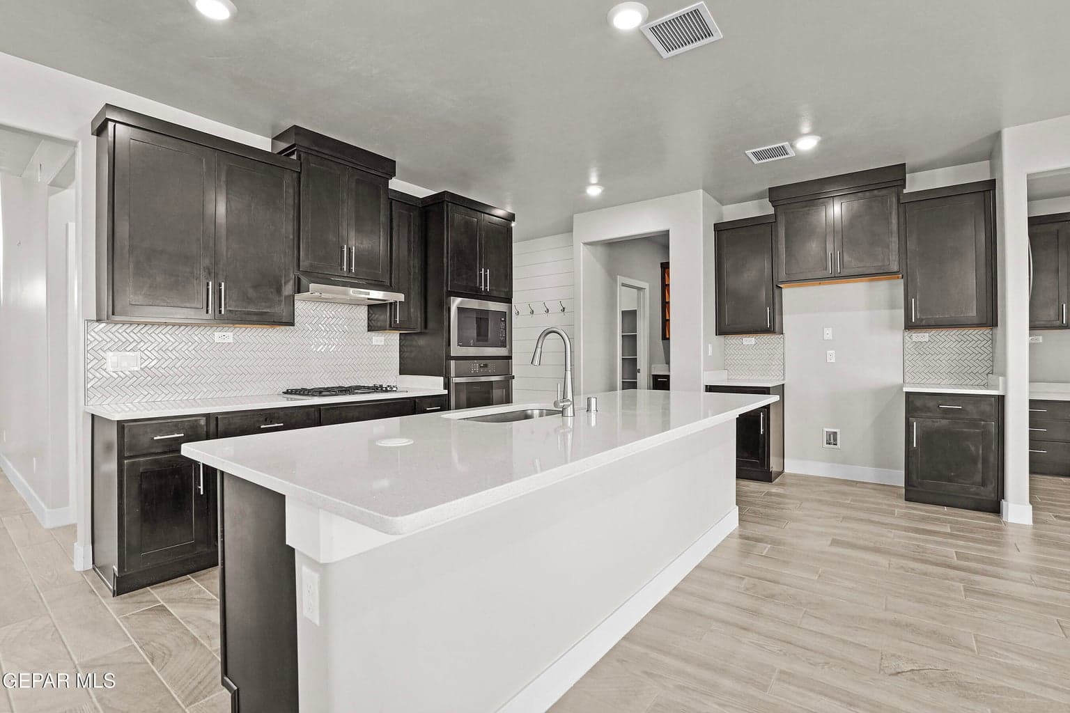 Built for serious cooking and entertaining. Open layout for hosting