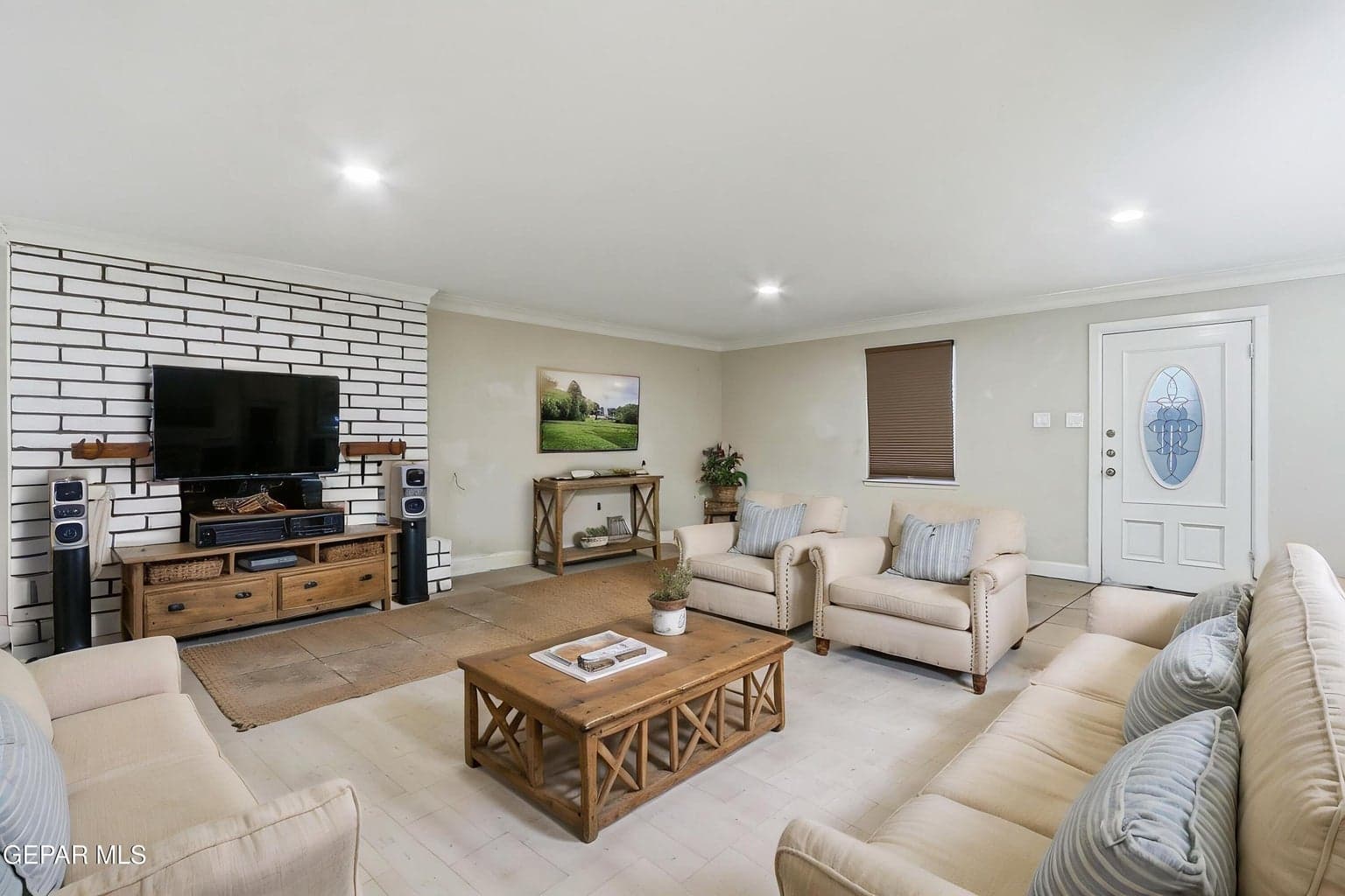 8-web-or-mls-IMG_9102 - Living Room - Fa
