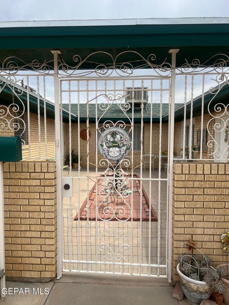 Courtyard complete with keyed access