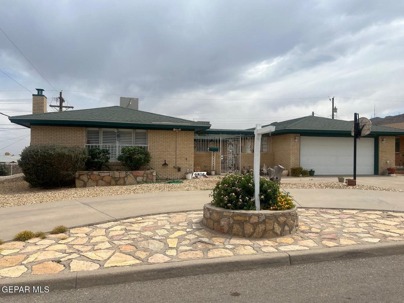 circular driveway, lots of onsite parking