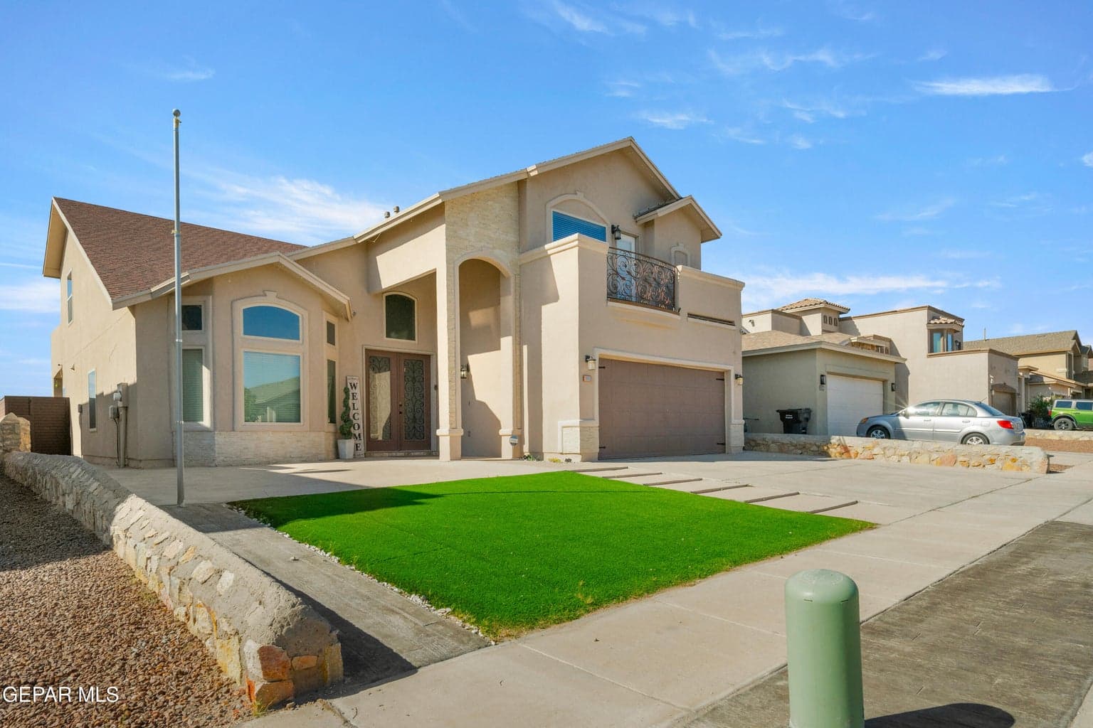 Side view showing Turf and Large Lot