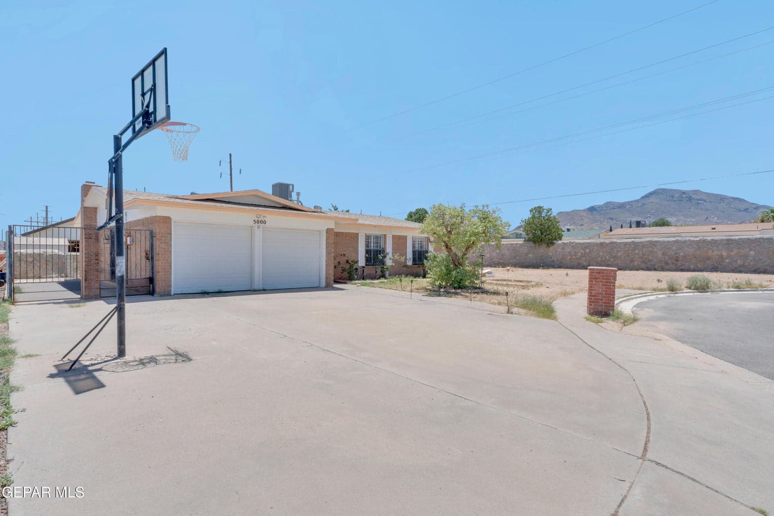 Fully functioning garage doors, RV Gate, Driveway, Cul-de-sac, double lot...