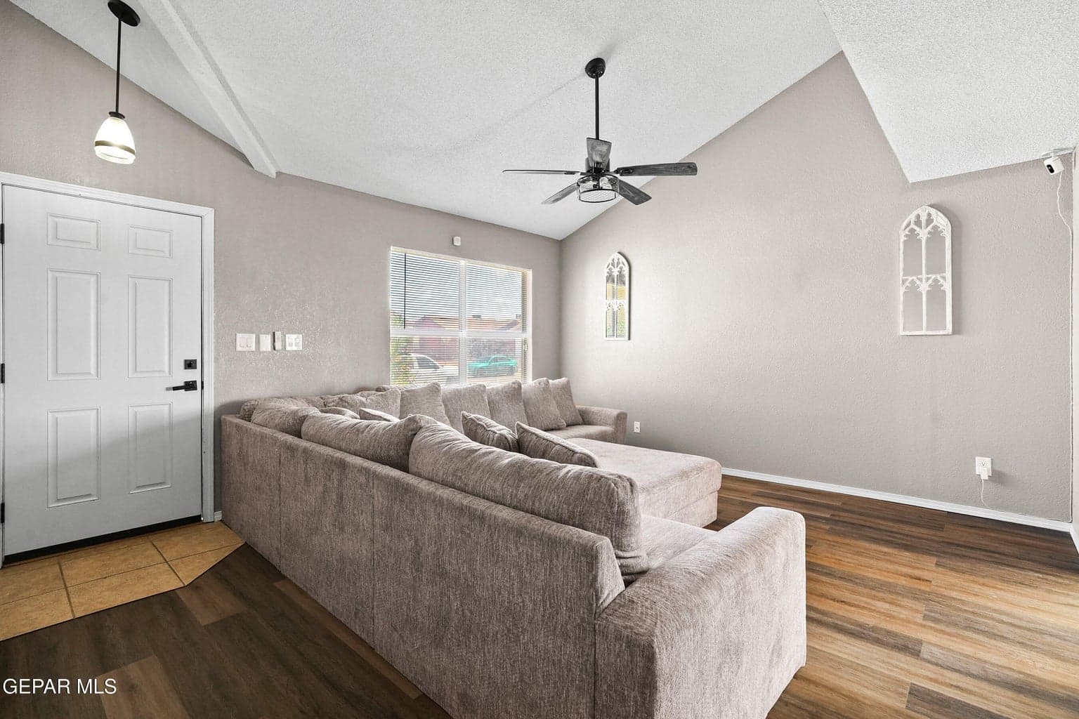 el-paso-tx-real-estate-living-room-vault