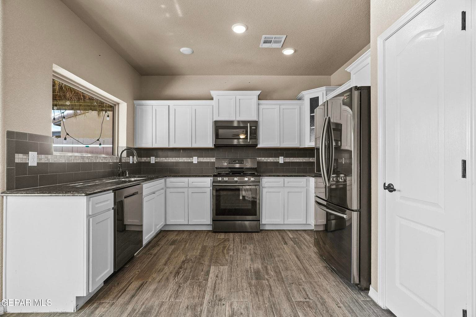 Offers granite countertops, rich hardwood cabinetry with crown molding