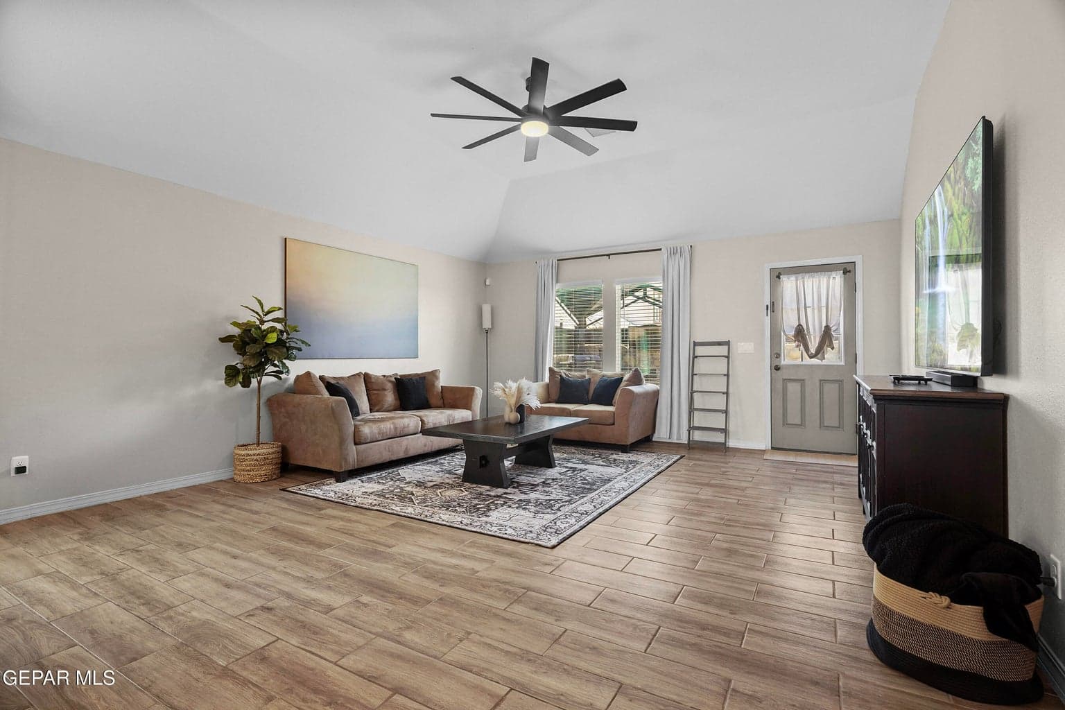 Offers a cozy gathering space, perfect for welcoming guests