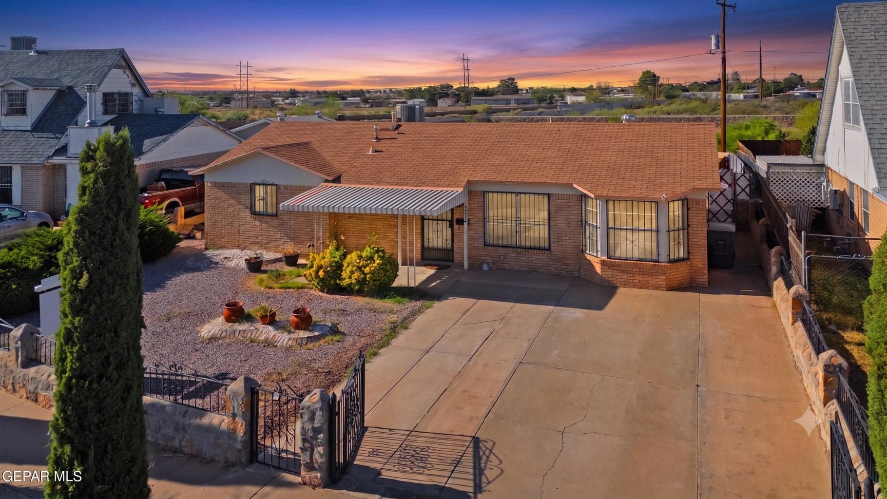 5832 DEARBORNE Drive