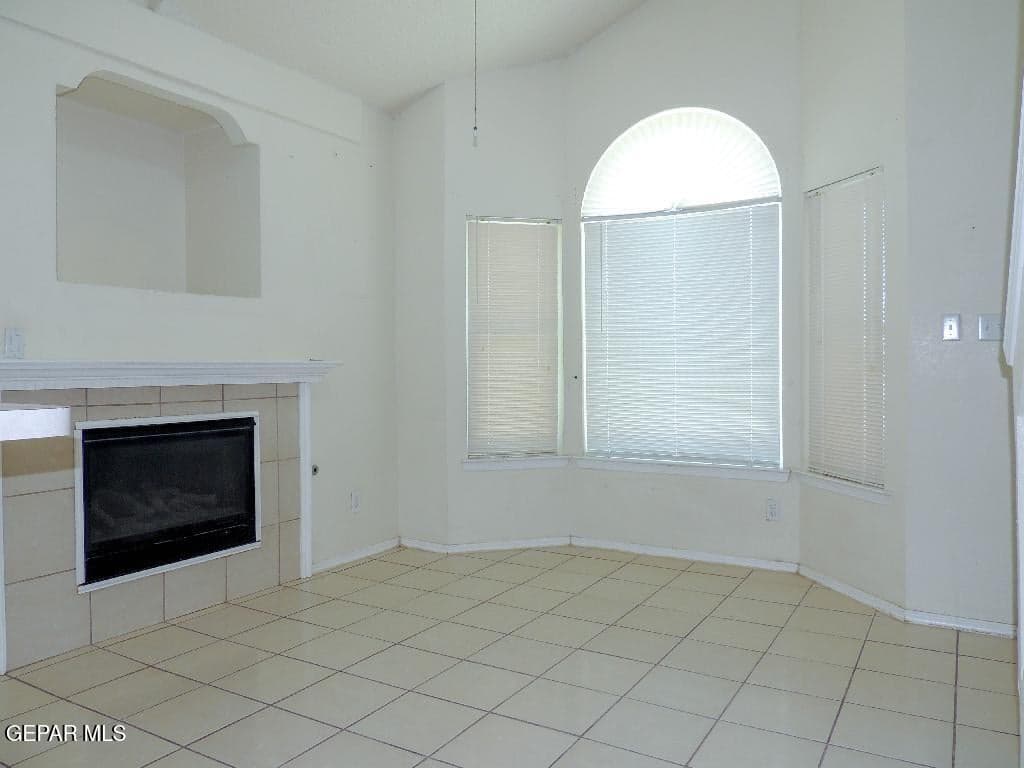 Living room with fireplace and Bay window